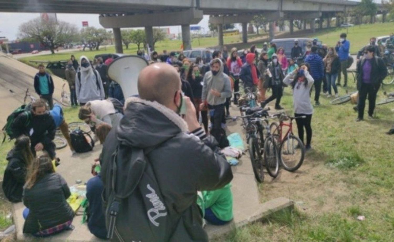 Ambientalistas cortaron puente y autopista para que cesen las quemas en las islas del Paraná