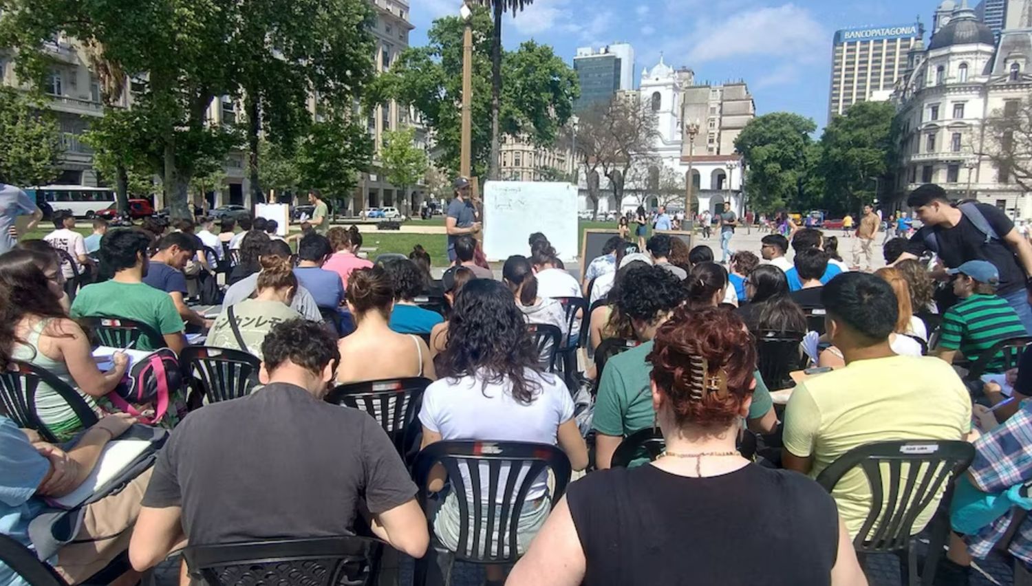 Docentes y estudiantes universitarios repudiaron el saludo de Javier Milei desde el balcón