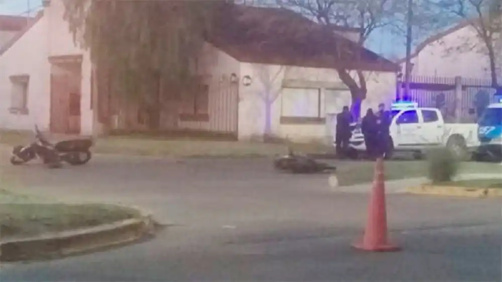 Murió un joven tras un violento choque entre dos motos en un boulevar