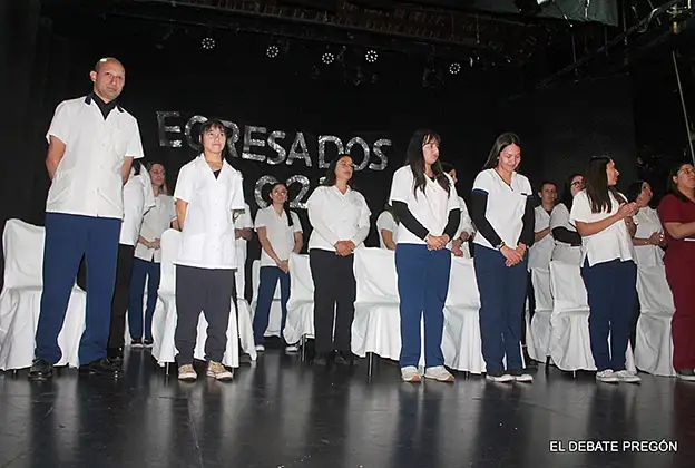 Una veintena de egresados recibió su diploma.