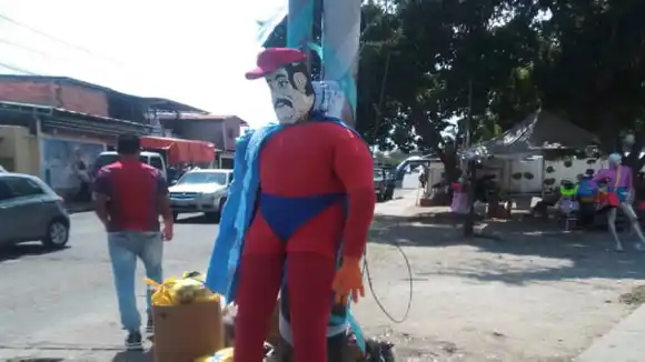 ¡NO AGUANTAN NADA! Se llevan monigote que se parece a Maduro antes de que lo quemen como a Judas