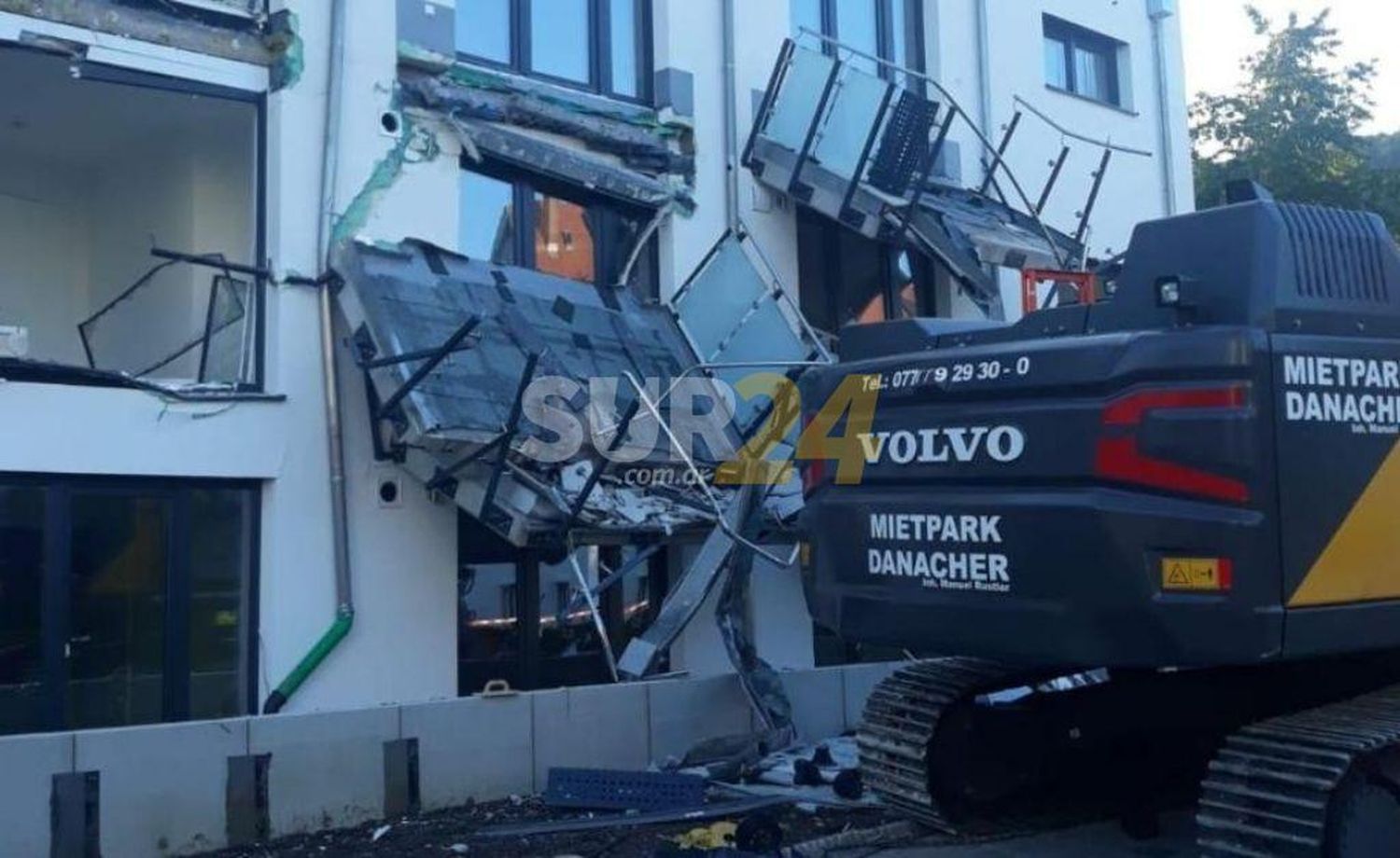 Video: construyó un edificio, no le pagaron y lo destrozó