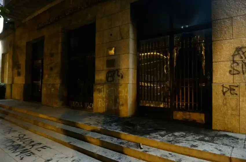 El Palacio Comunal, el edificio público que recibe más "pintadas"