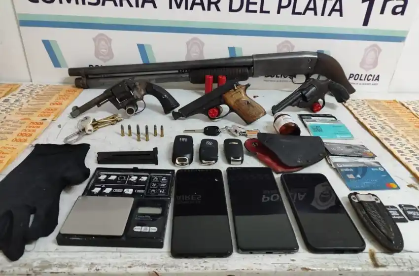 Detienen a dos hombres y hallan droga, dinero, armas y sedante líquido