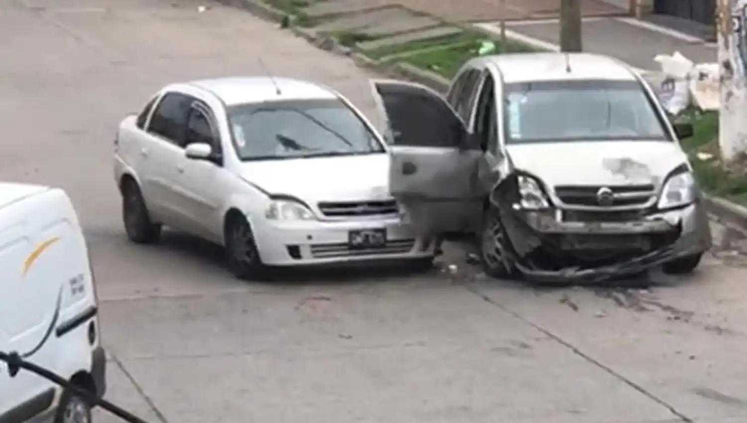 Lo detuvieron por chocar al menos 14 veces el auto de su ex mujer