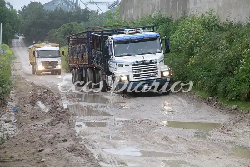 Quejas de transportistas por el mal estado de la calle 515