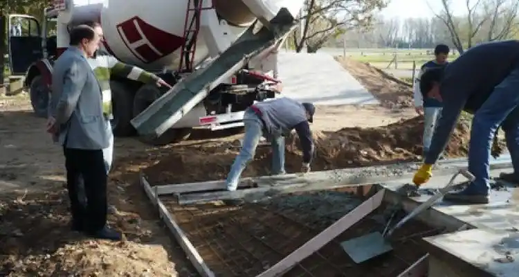Colocaron hormigón y avanza el la obra del Skate Park
