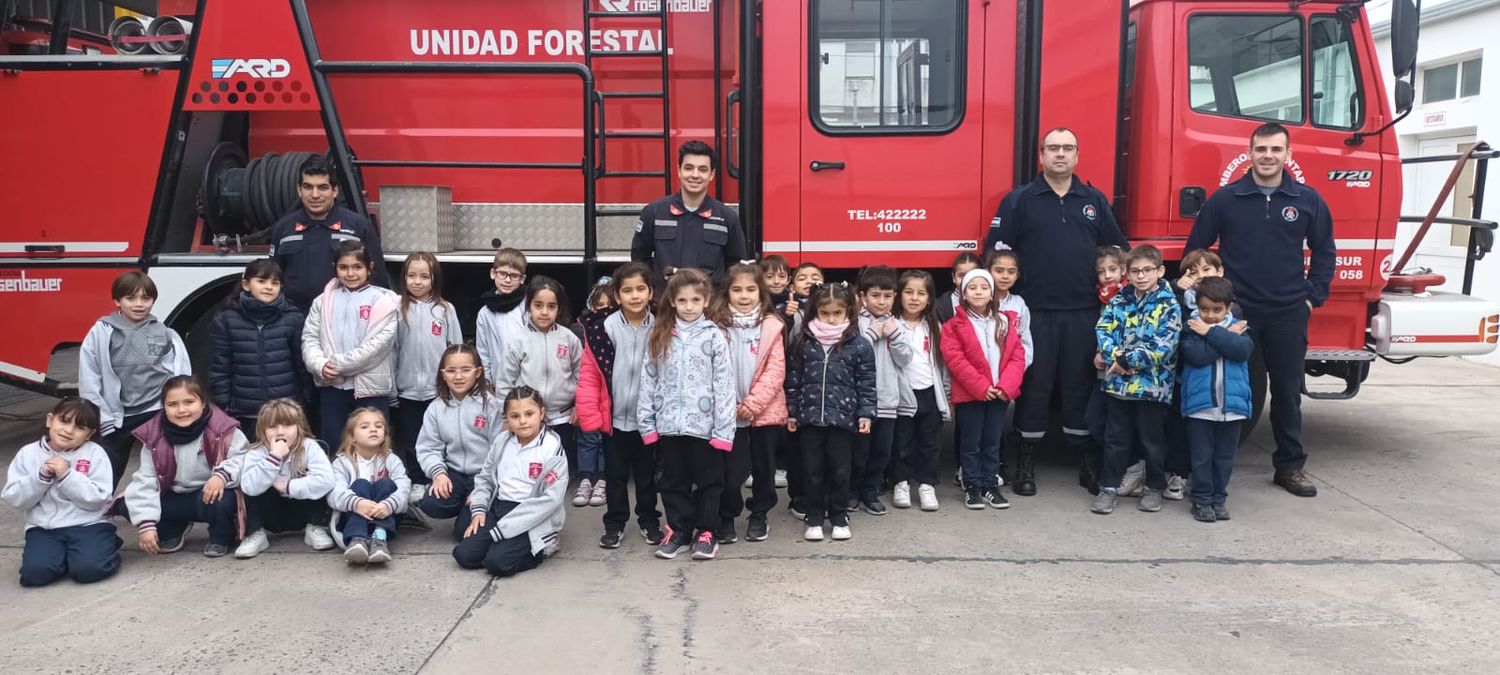 Alumnos del Colegio Hogar San José, visitaron al Cuartel de Bomberos