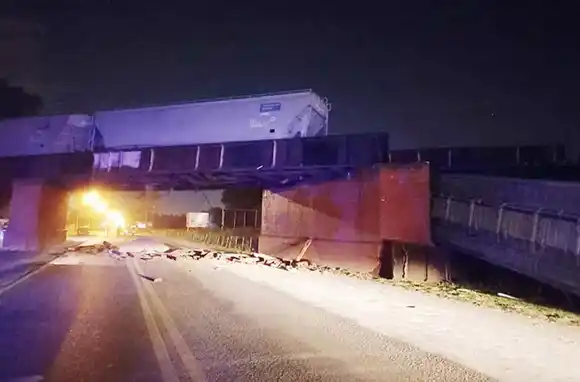 Descarriló un tren de carga cerca de Rosario tras colapsar el puente por Ruta 33