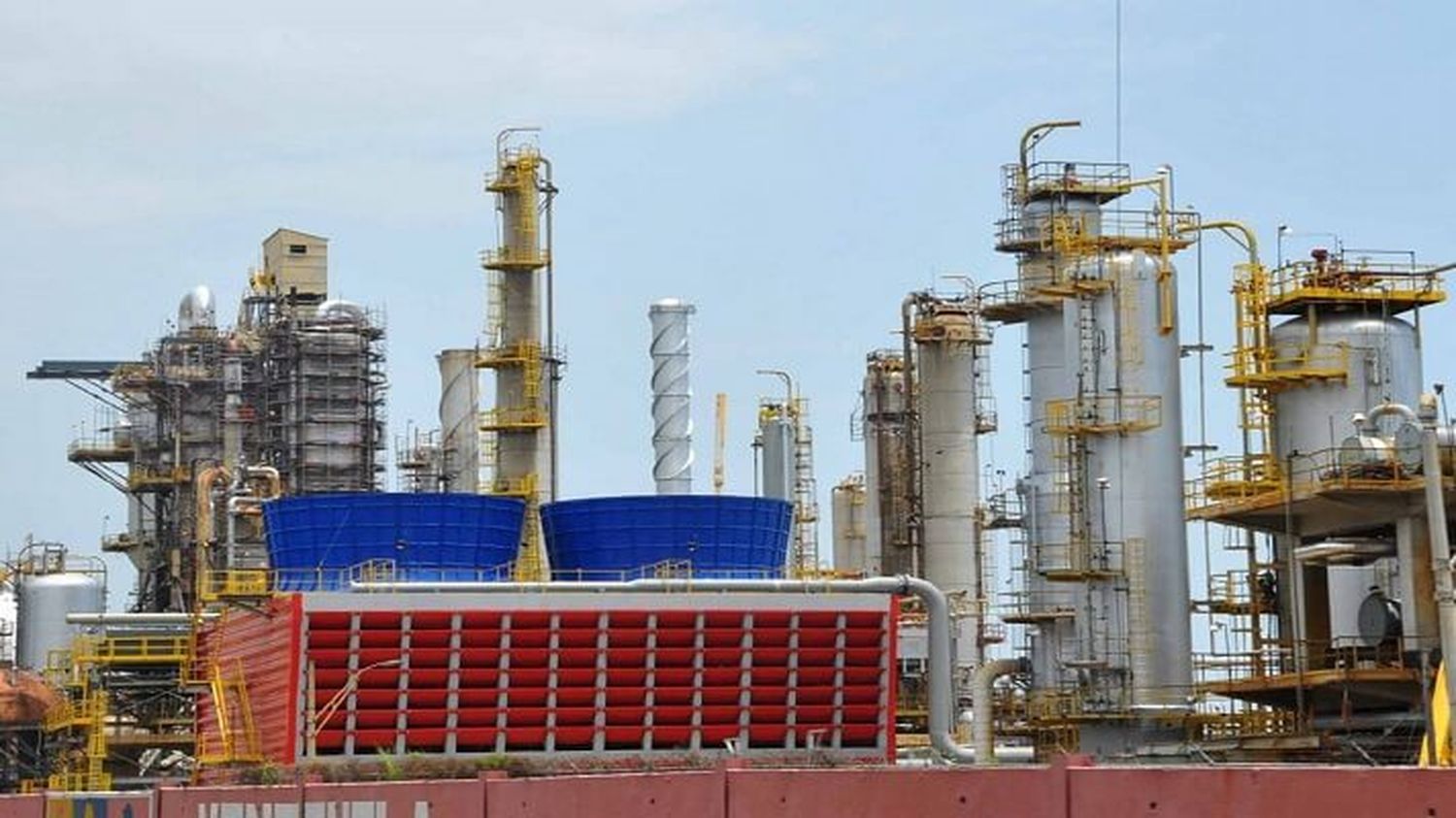 DETIENEN a ocho personas por robar combustible de El Palito