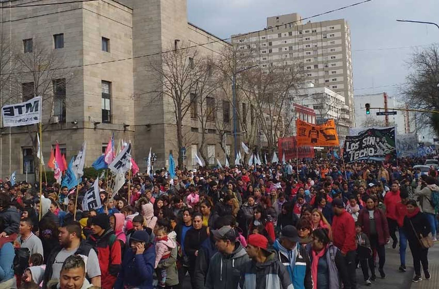 Masiva movilización de estatales, judiciales y sectores populares