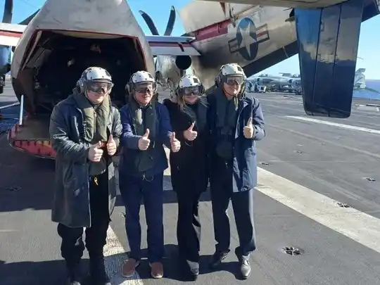 Milei viajó a Mar del Plata para fotografiarse en el portaaviones estadounidense USS Nimitz