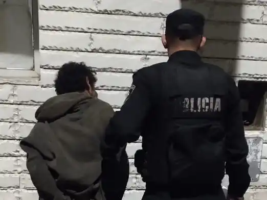 Detuvieron a un hombre que caminaba por los techos de un comercio para robar en la zona sudoeste.
