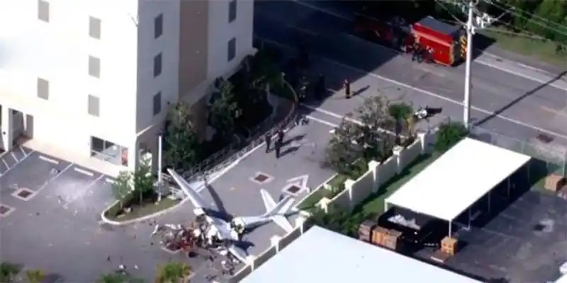 Dos muertos al estrellarse una avioneta contra un edificio en Florida