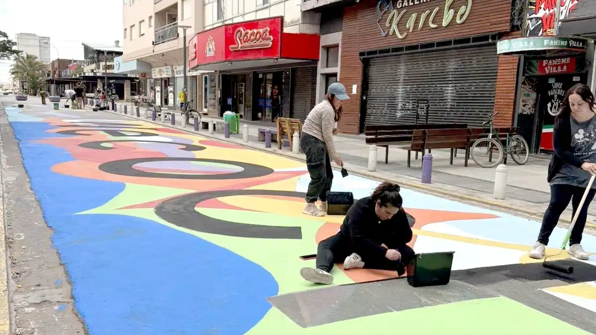 Trabajos. Comenzaron a pintar el asfalto entre la avenida 2 y la calle 4