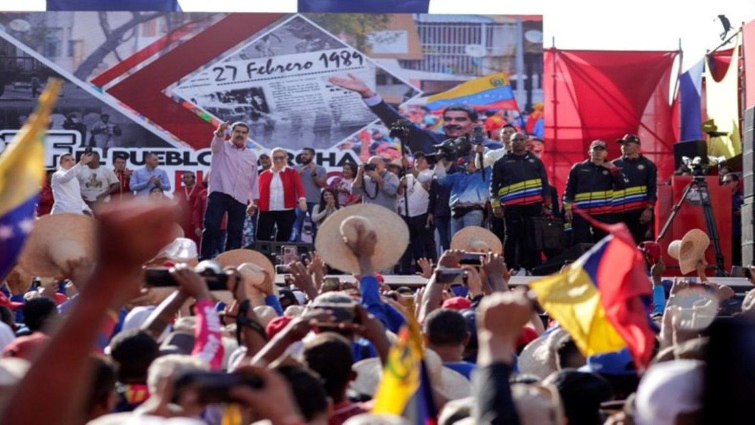 Maduro anunció aporte de 10 MILLONES DE DÓLARES para los banco comunales, «para que inicien con platica»