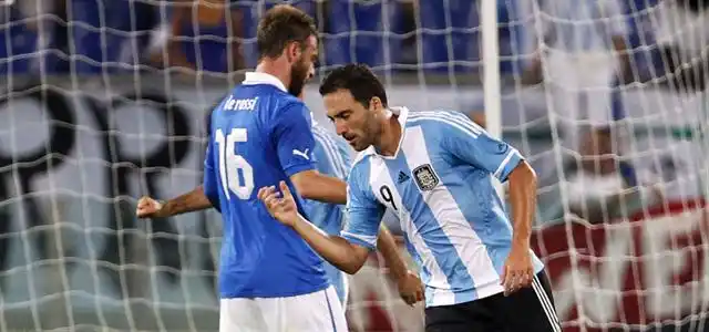 Sin Messi, Argentina jugó bien y le ganó 2 a 1 a Italia en Roma