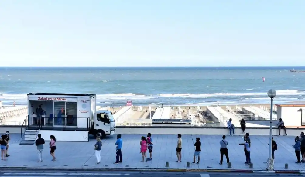 Covid-19 en Mar del Plata: Pico de contagios de los últimos cuatro meses y largas colas para testearse