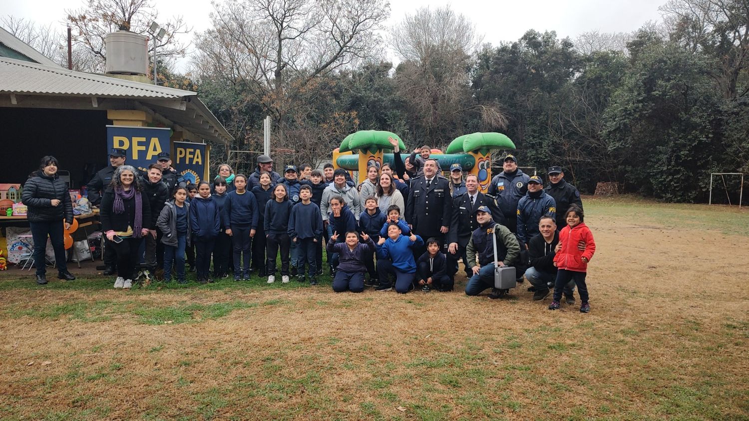 Docentes, padres y alumnos en la foto final junto a los agentes de la Policía Federal.