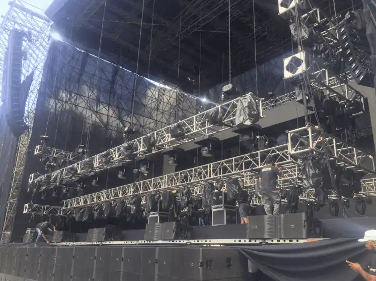 Así luce la tarima que recibirá a Wisin y Yandel el sábado. Foto CL