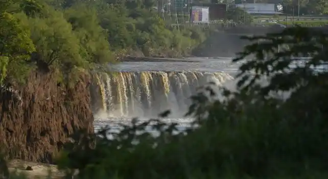 Inician trabajos para frenar la erosión de la cascada del Saladillo