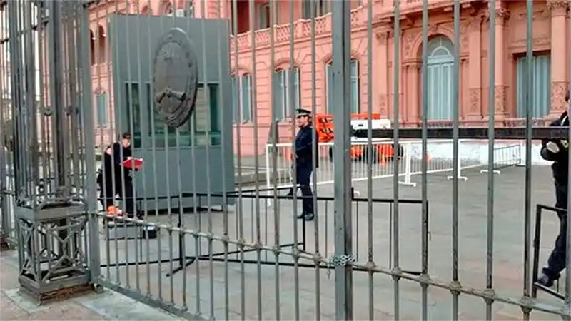 ¿Accidente o enojo desmesurado? Un hombre chocó el portón de la Casa Rosada
