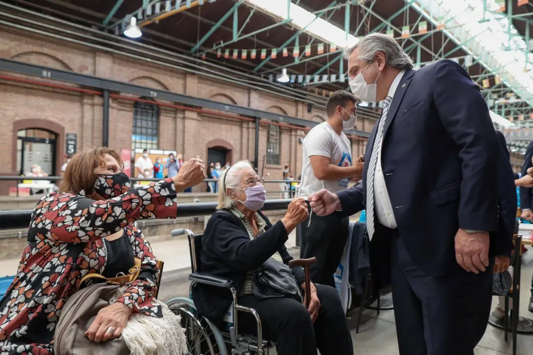 Fernández respaldó la posibilidad de discontinuar la segunda dosis de la vacuna
