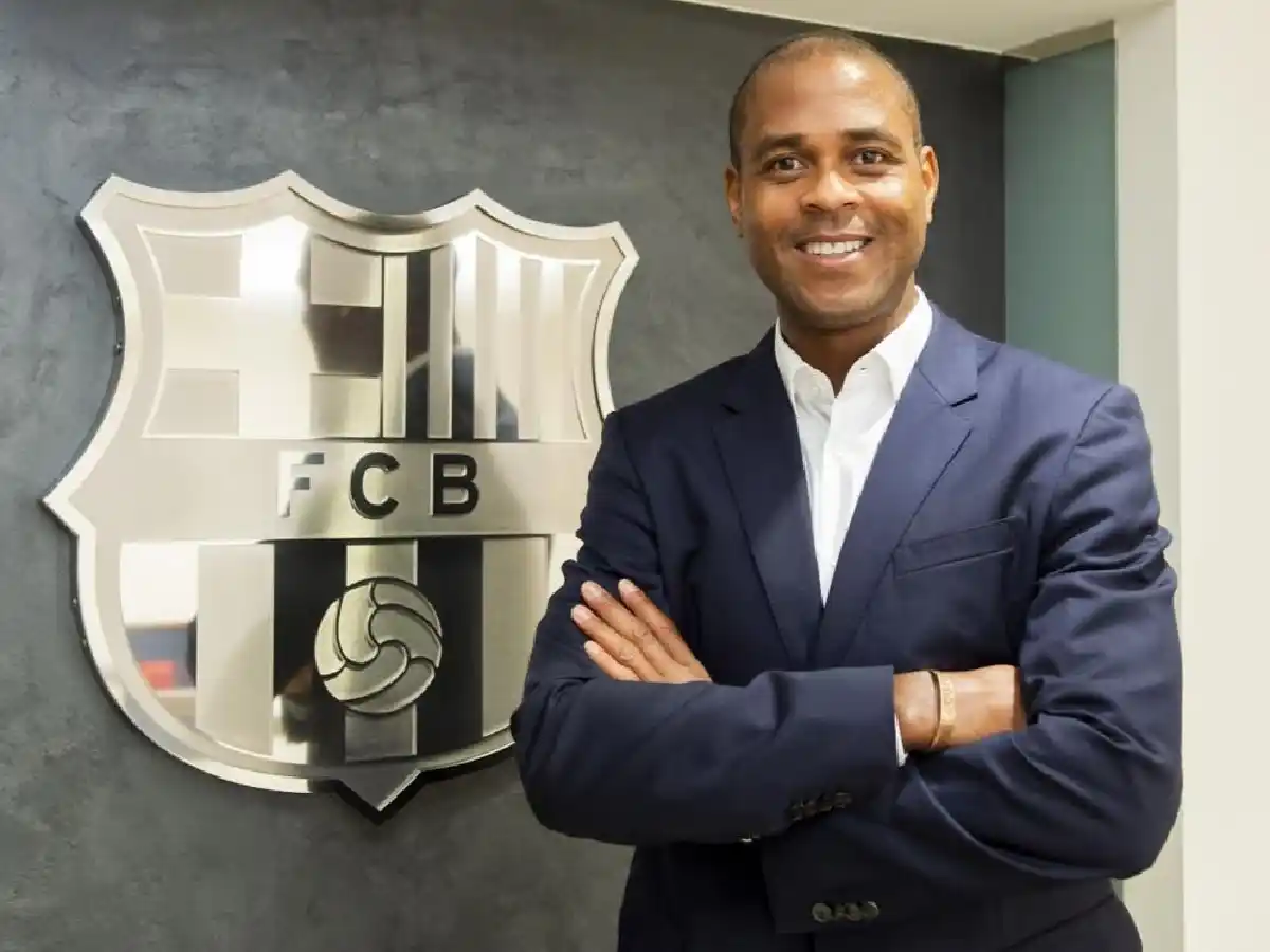 El vestuario del Barcelona quiere a Kluivert como futuro DT, afirma diario catalán