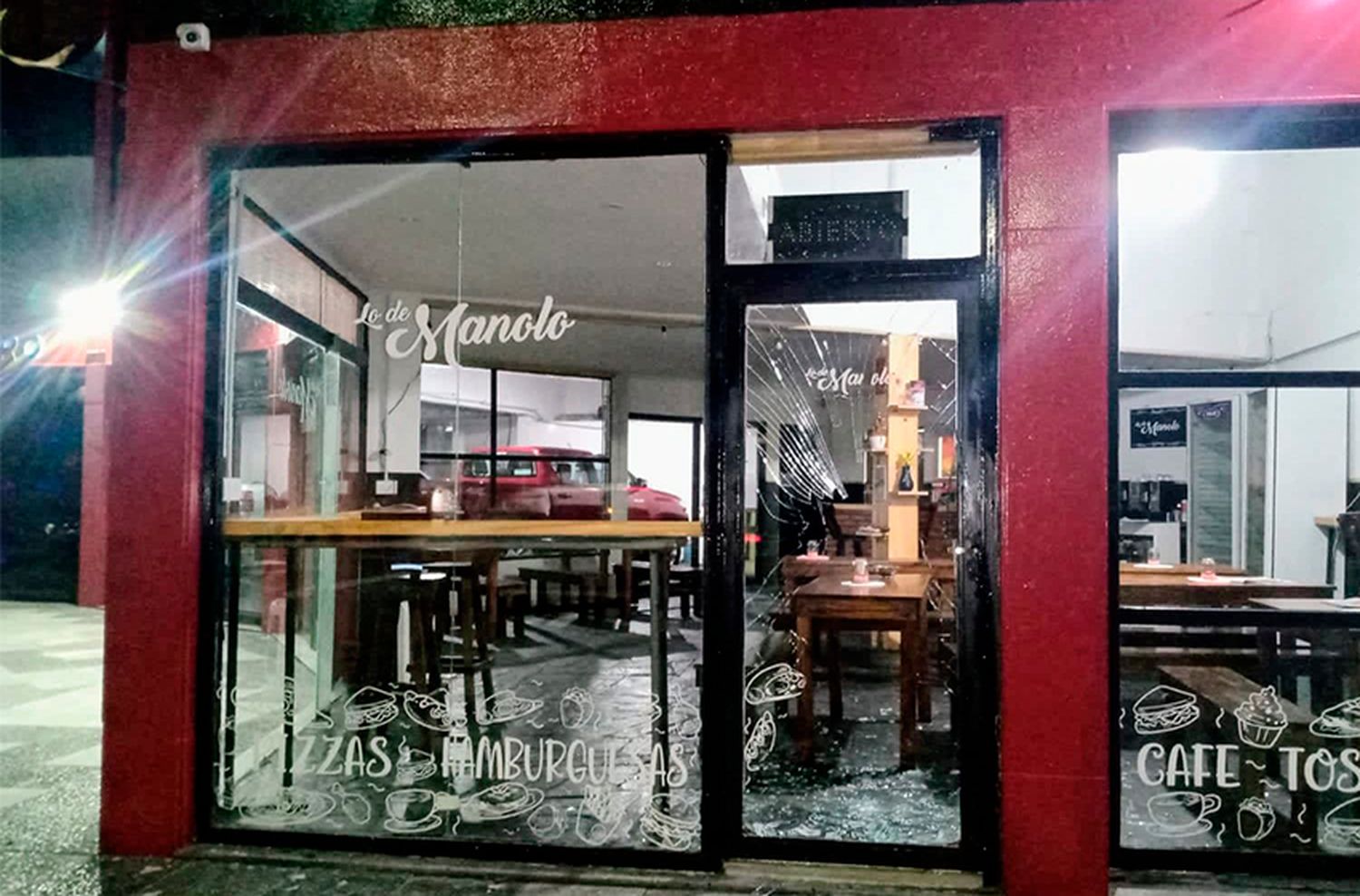 Atrapan a un hombre dentro de un café: rompió el vidrio para ingresar