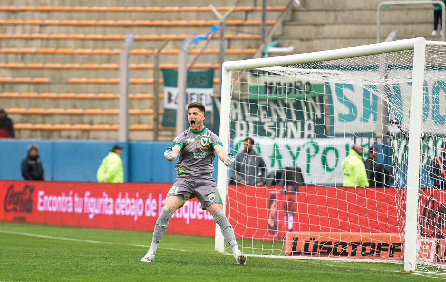 Banfield se clasificó por las manos de Cambeses