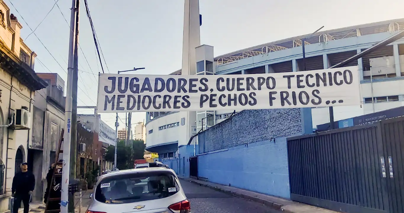 Uno de los pasacalles que aparecieron frente al “Cilindro”.