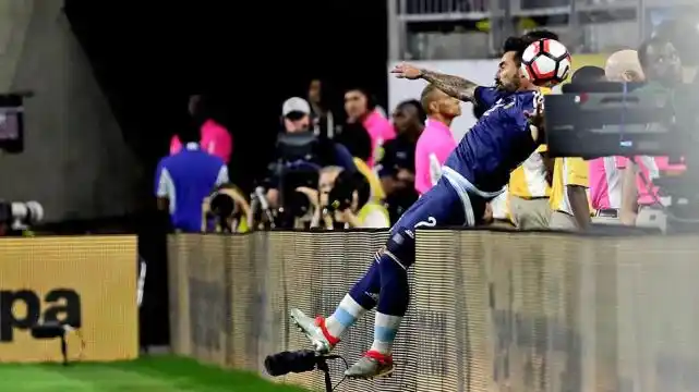 Lavezzi sufrió una fractura de codo y tendrá que ser operado