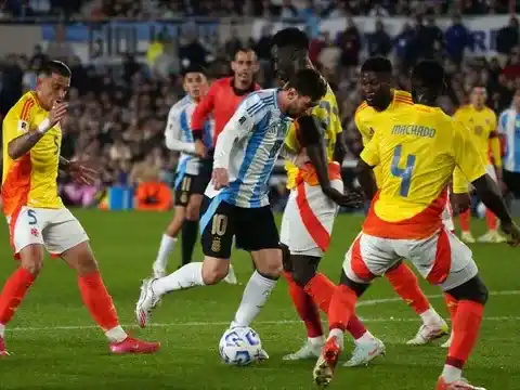 Argentina rescató un empate ante Colombia en un duelo caliente en el Monumental