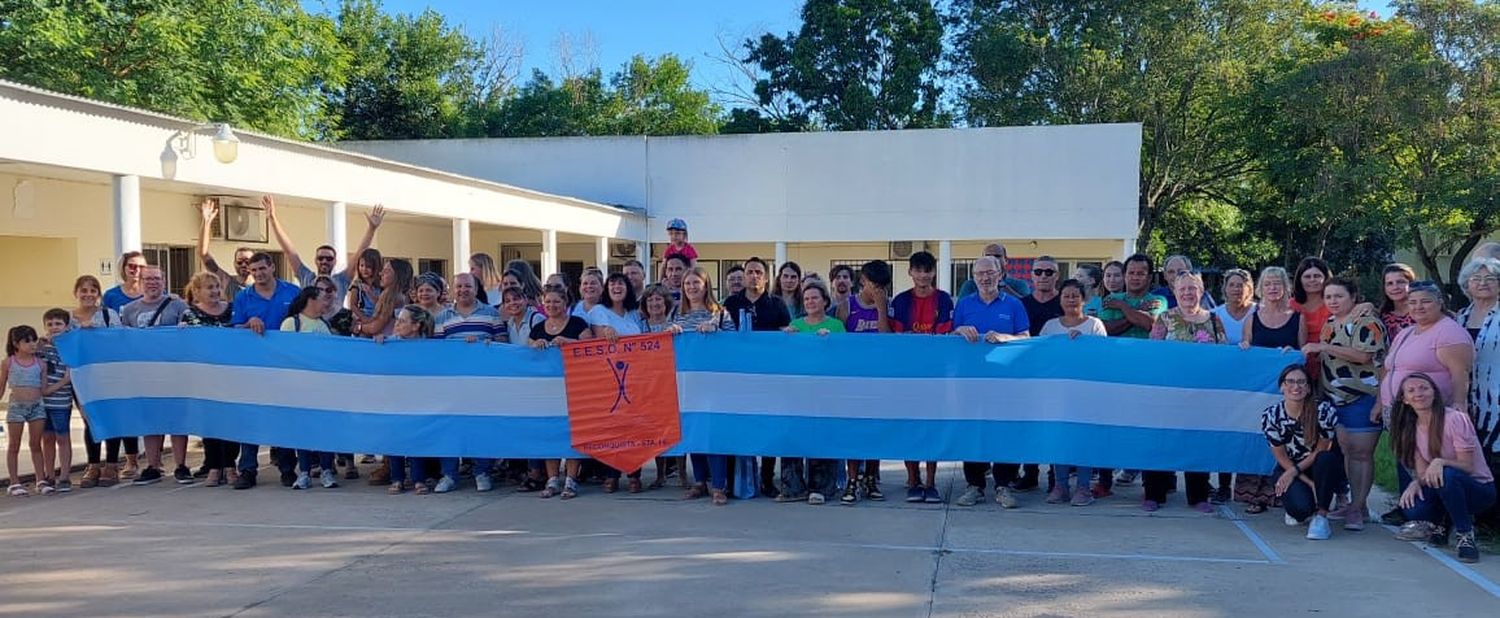 Roban, vandalizan y prenden fuego a una escuela secundaria de Reconquista