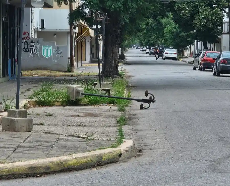 Vándalos tumbaron las farolas