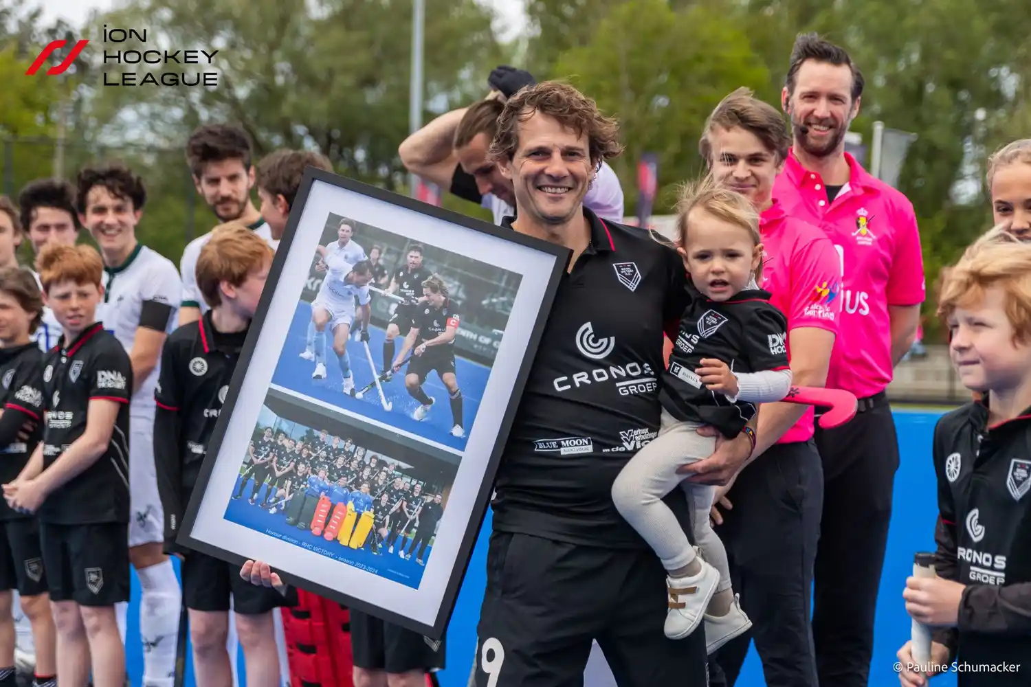 El marplatense Agustín Nuñez con el homenaje que le hicieron en su retiro.