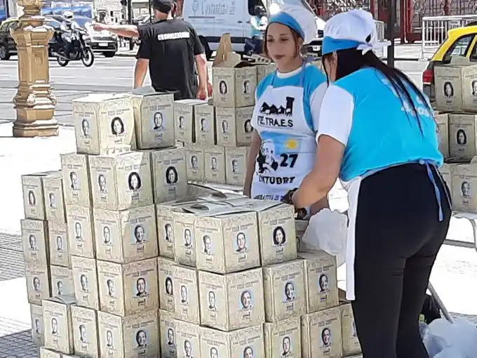 El Pan Dulce Peronista fue furor en la Plaza de los Dos Congresos