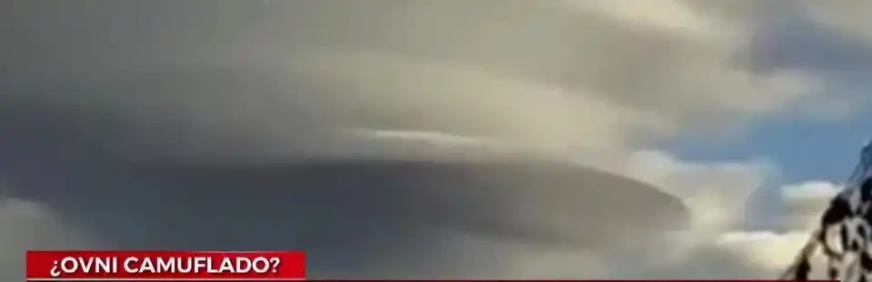 Filmaron a un OVNI gigante se "esconde" entre las nubes
