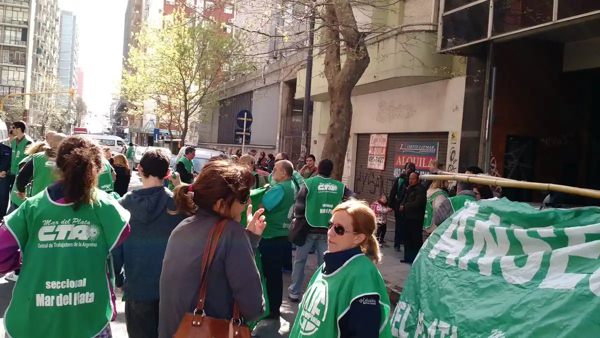 Empleados estatales paran otra vez por el pase a la planta permanente