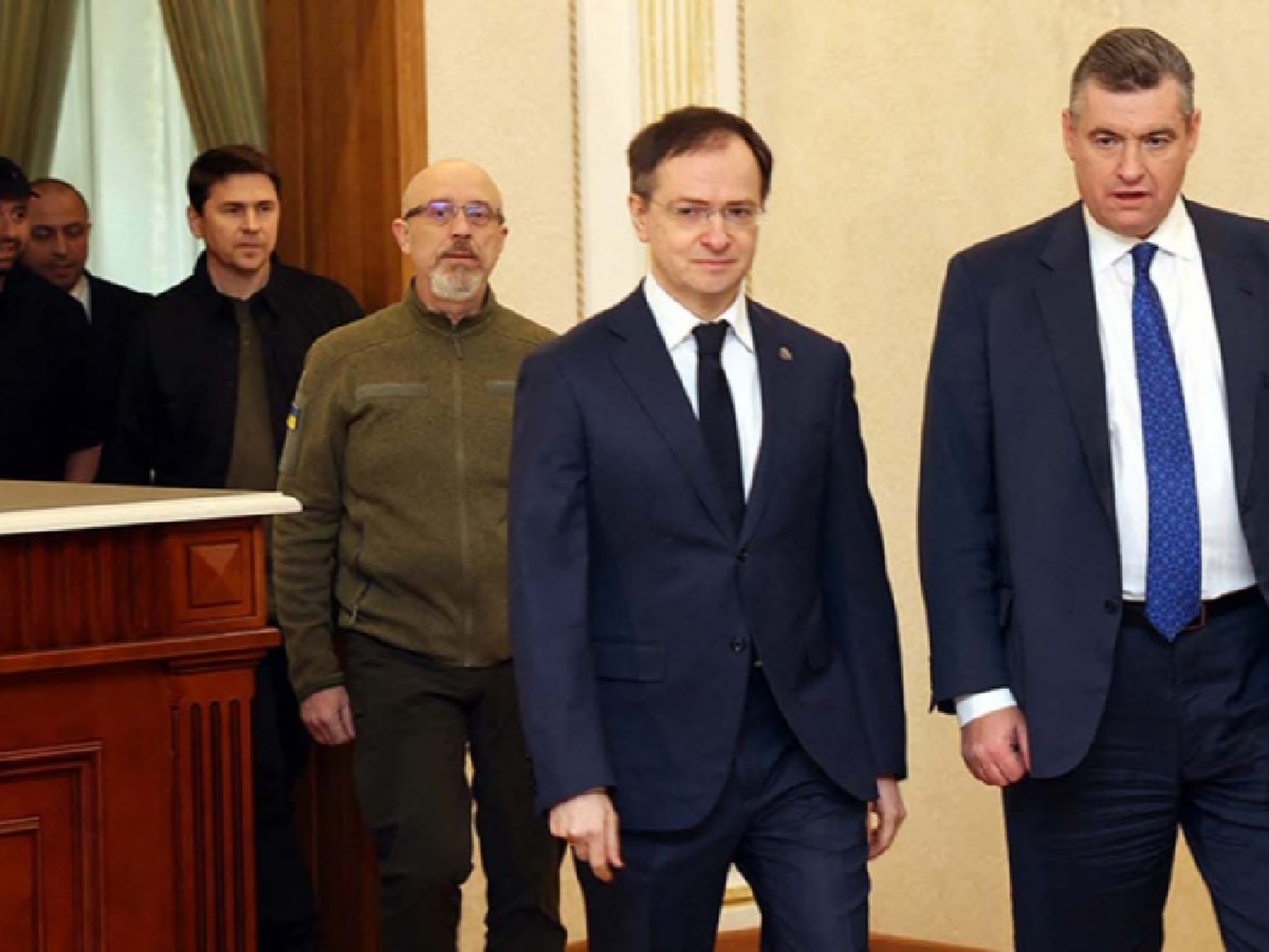 Ucrania exige un alto el fuego y Rusia pide conversar "en silencio"