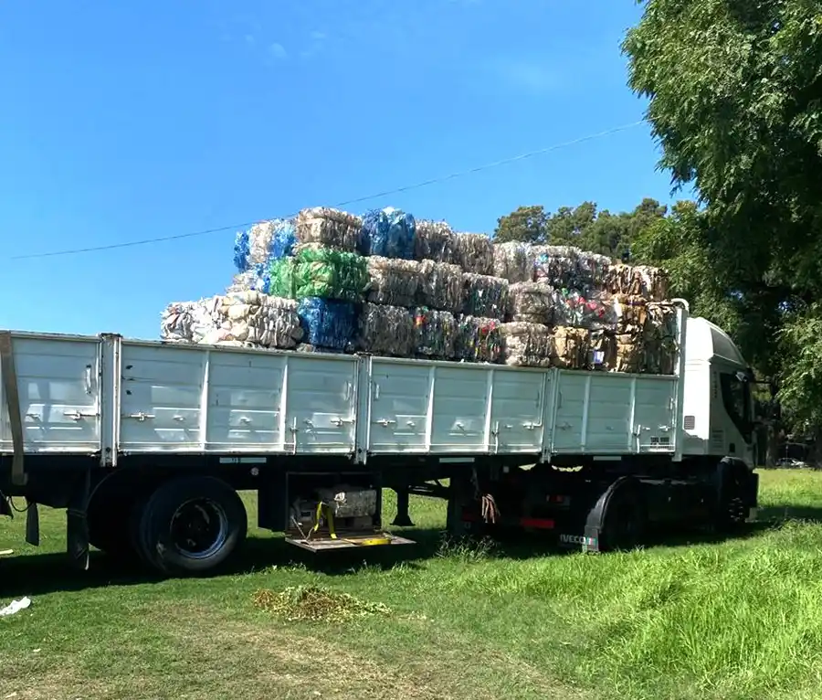En total se entregaron 7000 kilos de vidrio, 1000 kilos de cartón y 800 kilos de plástico.