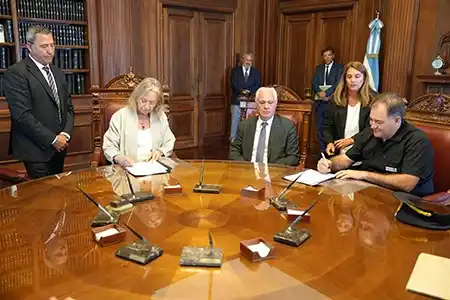 Javier Alonso, presente en la firma del convenio.