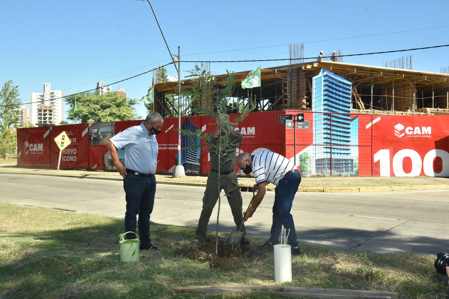 CAM construye su edificio N° 100 y plantará 100 árboles en la ciudad