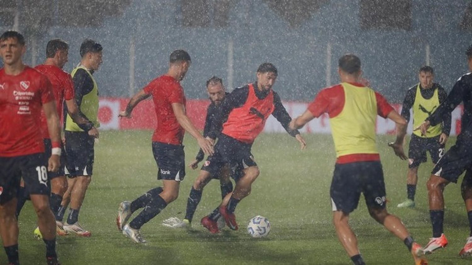 Pese a la entrada en calor, la lluvia impidió que se dispute el partido entre Atlético Tucumán e Independiente