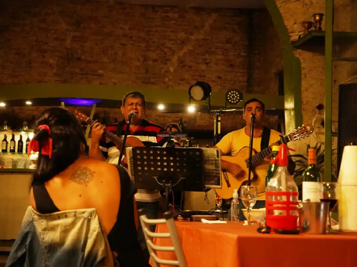 Con shows y artistas en vivo se  reactiva la noche gastronómica 