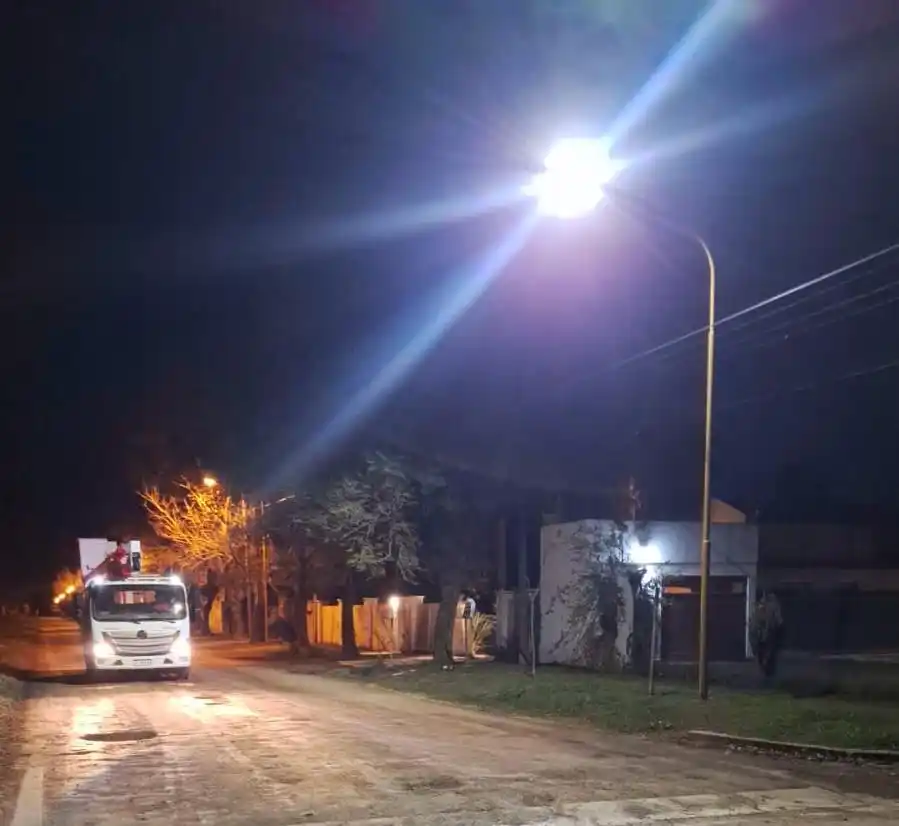 Avanzan las obras para modernizar el alumbrado público en barrio El Prado.
