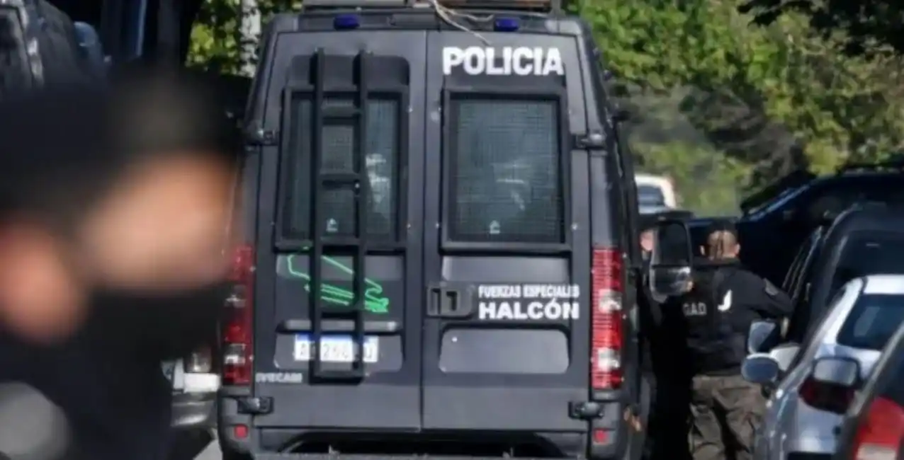 Un hombre se atrincheró en su casa y amenaza con matar a quien intente entrar