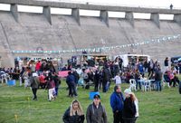 A pesar del frío, el paseo gastronómico en el murallón del Dique tuvo gran convocatoria turística y local