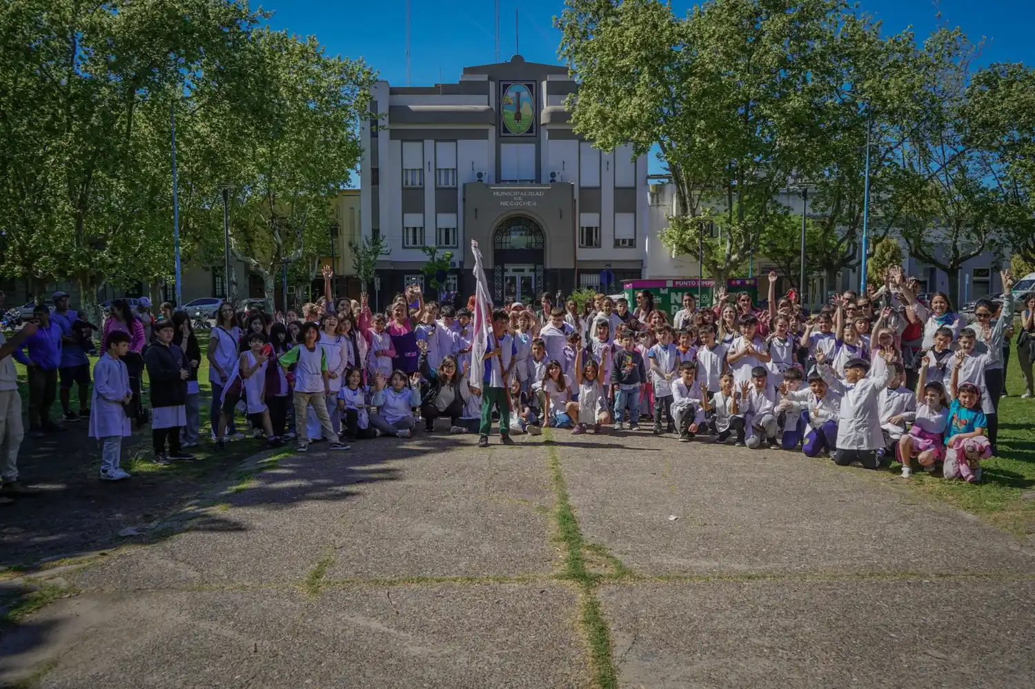 chicos en la plaza escuela 1