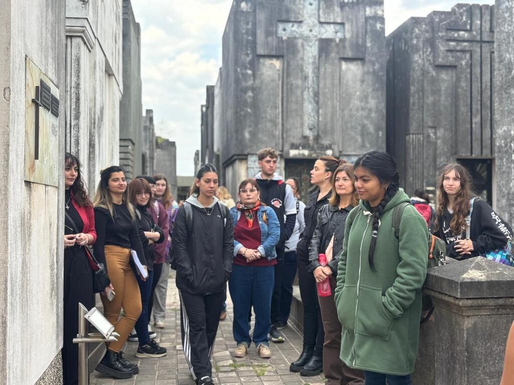 Visita guiada del Circuito Histórico del Cementerio Municipal, tras la actualización realizada por alumnos del Profesorado de Historia del ISPJVG